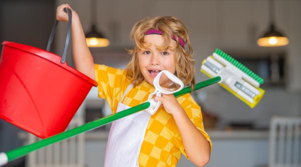 Dovedit științific! Cea mai bună metodă ca să-i motivezi pe copii să participe la treburile casnice