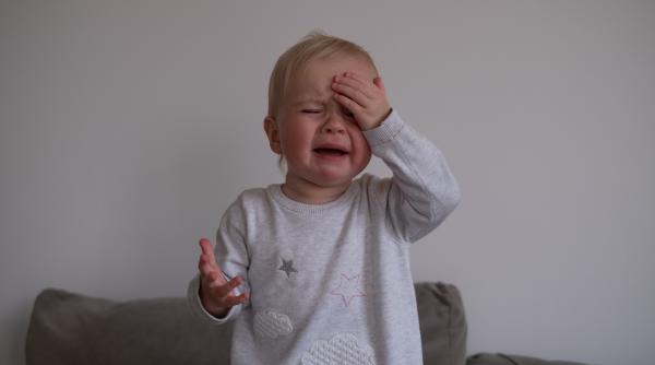 „Nu e frumos să plângi! Băieții mari nu fac așa! Uite, ești copil mare de-acum!” Cum să-i calmezi nervii și plânsul, fără să-ți pierzi cumpătul și tu!