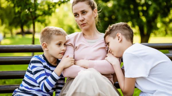 Semnele care arată dacă ești o mamă „coajă de ou”. Experții în parenting avertizează: „Aceste femei insuflă frică și anxietate copiilor lor”