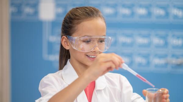 Sfaturi pentru a trezi interesul fetelor pentru științe