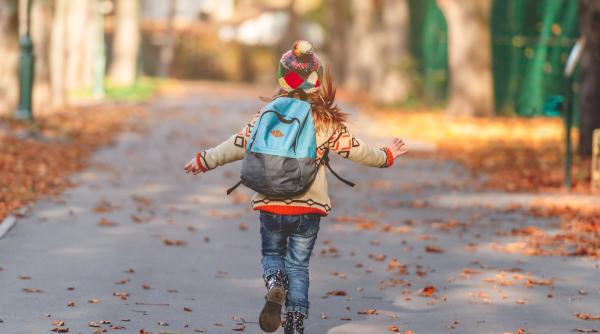 Dacă vrei o viață mai ușoară, psihologii recomandă să-ți iei rămas bun de la aceste obiceiuri care îți îngreunează bagajele emoționale