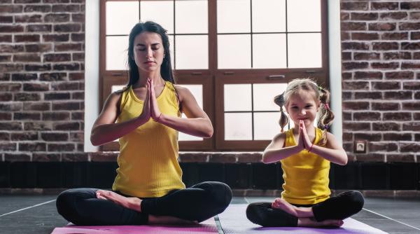 Yoga „părinte-copil”: 3 exerciții pentru a calma furia celui mic. Îl vor ajuta să se liniștească