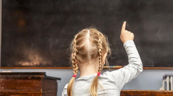 Descoperirea care demontează un mit vechi despre educație. Cercetători: „Copilăria, epoca de aur a învățării. Elevii din primar învață mai repede decât adulții”