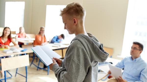 Ministrul Educației Daniel David trage un semnal de alarmă: „Intră în liceu elevi creativi și inteligenți, dar nu ies la fel de performanți!”