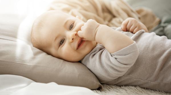 Primăvara începe cu ei: Copiii născuți în martie și personalitatea lor unică