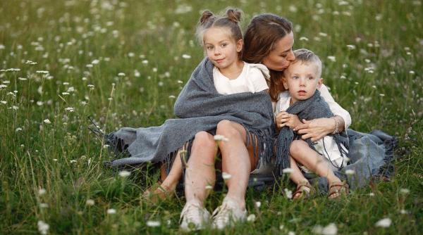 Ai un copil favorit? Un nou studiu ar putea explica de ce