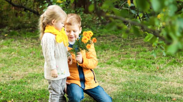 8 martie: Cinci valori cheie pe care să le transmitem băieților noștri pentru a-i ajuta să crească cu respect față de femei 
