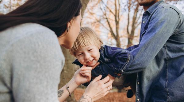 Cum să crești un copil cu gândire critică și o minte puternică: Sfaturile unui terapeut pentru părinții care vor să-și ajute micuții să reușească în viață