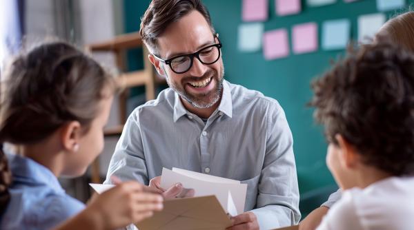 Secretul „celui mai bun profesor de școală primară”: „Obiectivul principal al unui dascăl este ca elevii să meargă fericiți la școală!”