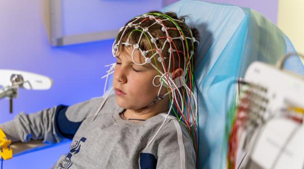 Studiu Yale: Cum adversitatea în copilărie influențează modul în care creierul reacționează la amenințări. Sisk: „Momentul contează mai mult decât ne imaginăm!”