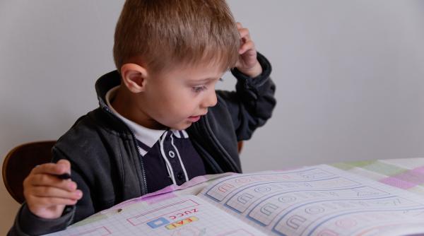 Cercetătorii de la Harvard studiază bebelușii pentru a detecta dislexia înainte de apariția simptaomelor. Ce au descoperit până acum?