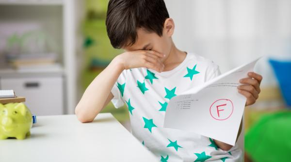 Corectarea cu roșu, un simbol al autorității sau al agresivității? Gândirea că „întotdeauna a fost așa și nu s-a întâmplat nimic”, demontată de cercetări!