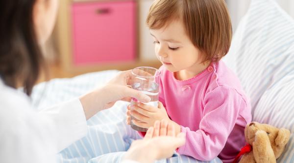 Ce se află în spatele gestului copilului care cere apă după ce s-a pus în pat? Explicația specialiștilor și cum să reacționezi corect