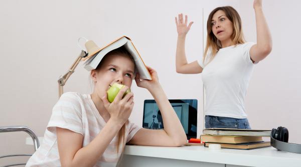 Cum să încurajăm responsabilitatea și motivația copiilor pentru a-și îndeplini sarcinile? Experți: „E grav! Tinerii refuză să își mai asume sarcinile zilnice!”