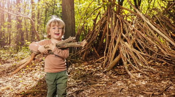 De ce copiilor mici le place să transporte obiecte grele sau mai mari decât ei