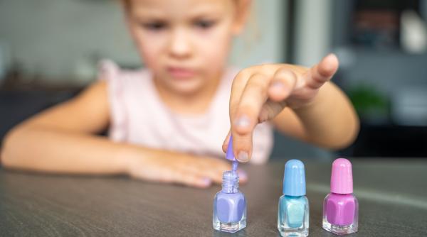 Fiica ta își face manichiura? Trebuie să cunoști riscurile grave la care se expune