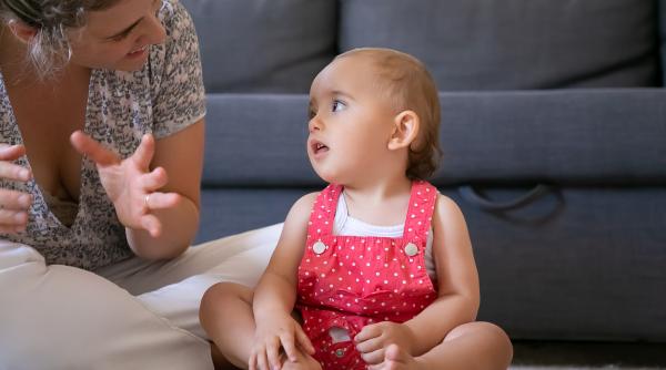 Specialist: „Nu trebuie să corectezi bebelușul atunci când începe să vorbească”