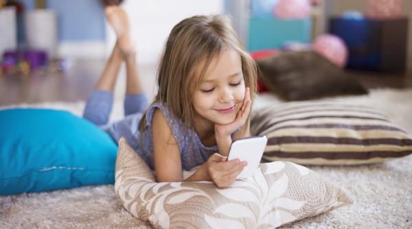 I-ai dat un telefon copilului tău prea devreme? „Dacă facem asta, cel mai probabil copilul se va simți pedepsit și nu va înțelege cu adevărat motivul”
