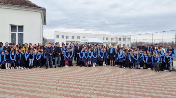 Profesorii și elevii unei școli din județul Arad poartă aceleași uniforme