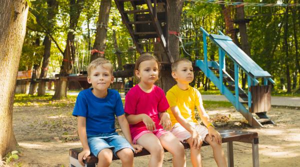Importanța timpului petrecut afară primăvara: Beneficiile pentru dezvoltarea fizică și mentală a copilului