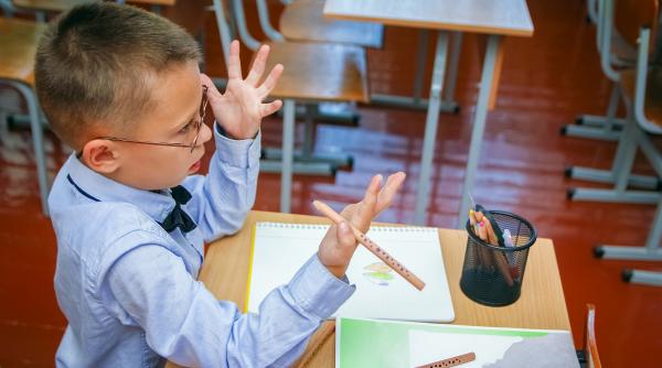 Copilul nu se poate concentra la teme/școală? Florin Amariei oferă „explicația la care încă nu te-ai gândit”: „NU poate fi atent pentru că resursele lui cognitive sunt ocupate cu ASTA!”