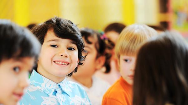 Când s-a născut copilul tău? Un studiu pe 1,2 milioane de elevi arată cum luna nașterii îi poate influența performanțele la școală