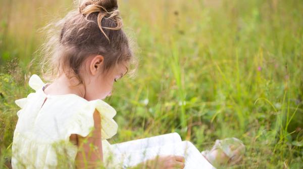 Copiii care citesc biografii învață lecții importante despre muncă. Cristiana Petre (Tiny Rockers): „Află că succesul nu se obține stând pe canapea, ci că trebuie să muncești pentru el” / VIDEO