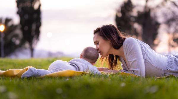 Cum poți ajuta copilul să crească mai inteligent? Activitatea importantă de practicat încă de la naștere care face toată diferența!