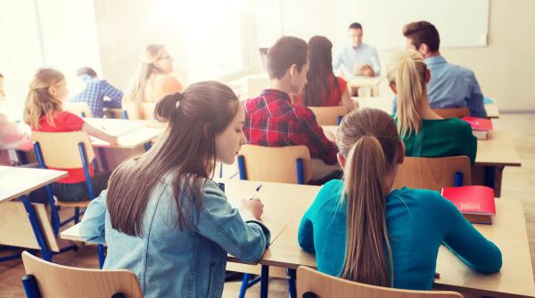 Școlile și elevii ar putea decide numărul de ore alocate disciplinelor. Ministrul Daniel David vorbește despre una din schimbările importante prevăzute de noile planuri-cadru