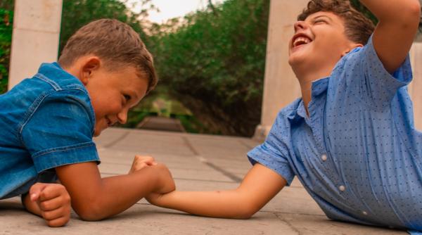 Cercetătorii de la Cambridge susțin că „luptele dintre frați sunt sănătoase și necesare!”: „Un factor important pentru dezvoltarea inteligenței emoționale”