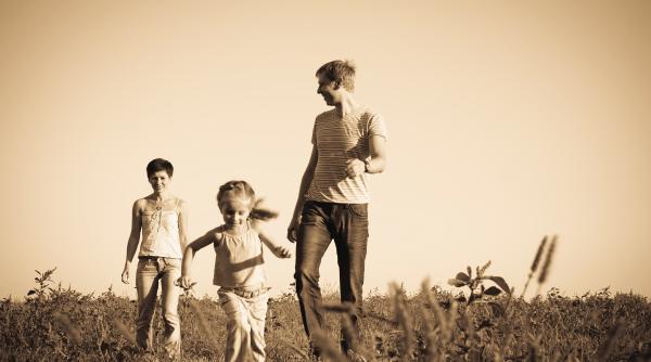 Ceva din parentingul trecut funcționa! Regulile pe care părinții de altădată le foloseau și care au crescut copii mai rezilienți: „Nu tot ce e vechi e greșit!”