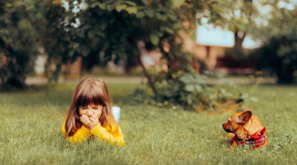 Semnele care arată că ai crescut ca un „copil pierdut”, potrivit experților: „Adopți comportamente care reflectă trăsături distructive învățate de la părinți!”