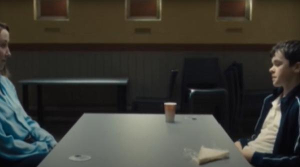 Adolescence. Un expert explică de ce psihologul îi oferă lui Jamie doar jumătate din sandviș și o ciocolată caldă cu bezele