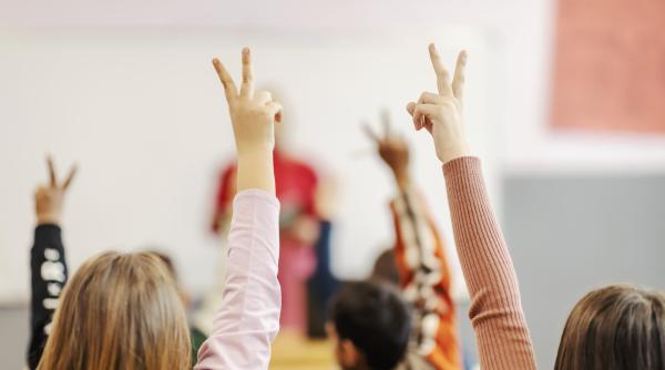 Cercetările arată că părinții pot influența notele și motivația elevilor mai mult decât profesorii! Acesta este cel mai puternic lucru pe care îl pot face pentru a crește un copil inteligent 