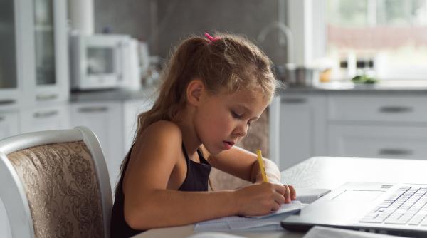 Cum se oglindește anxietatea părinților în sufletul copiilor. Oana Moraru: „Varianta ca să scapi de acest cerc vicios de ceartă și supărare este ASTA”