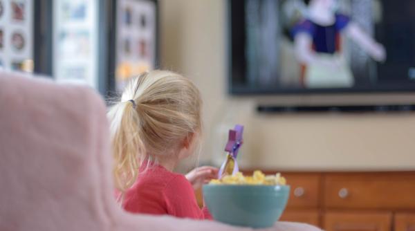 Studiu: Copiii aleg ce mănâncă în funcție de ce văd la televizor