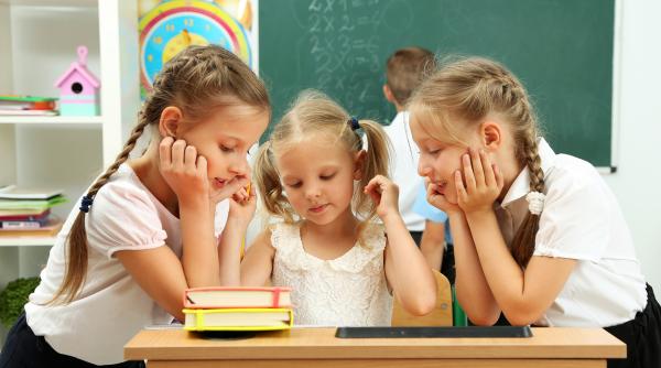 Raluca Anton: „Copiii învață astăzi diferit față de generațiilor anterioare. Sistemul educațional trebuie să se adapteze elevului și dezvoltării lui, nu invers”