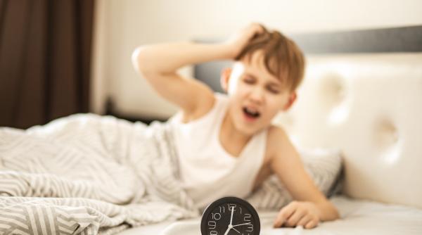 Trecem la ora de vară! Copiii resimt cel mai puternic schimbarea. Pediatru: „Efectele: oboseală, nervozitate, dificultăți de concentrare și până la o săptămână de adaptare”