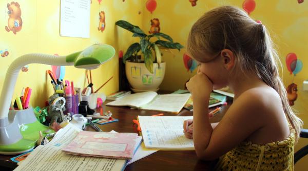 Un profesor avertizează: „Trebuie să încetăm să măsurăm succesul copiilor doar cu cifre!”