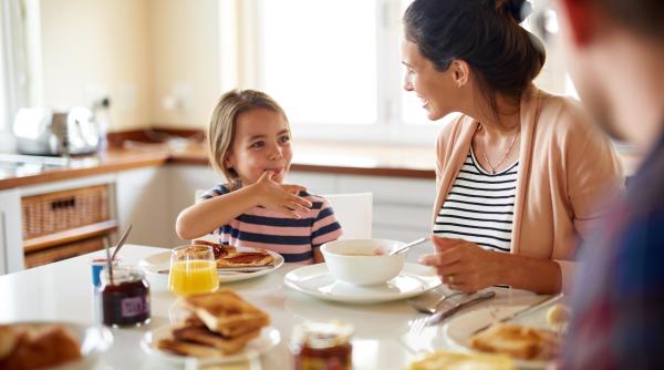 6 întrebări importante pe care să i le pui copilului în fiecare dimineață, potrivit unui psiholog