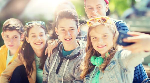 Lucrurile pe care oamenii le spun despre „copiii din ziua de azi” și adevărul pe care mulți nu vor să-l vadă. Realitatea din spatele criticilor nefondate