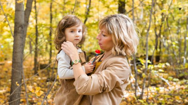 Pericolul mamei „migdală”: Cum o recunoști și ce efecte devastatoare are asupra copilului ei