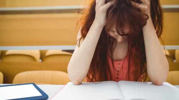 O profesoară de Limba Română a smuls genele false ale unei eleve de clasa a VI-a. Mama fetei: „Nu era ceva extravagant”