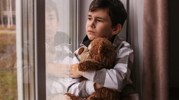 Aceste 5 comportamente agravează anxietatea copiilor. Medic: „Nu fac decât să înrăutățească situația!”