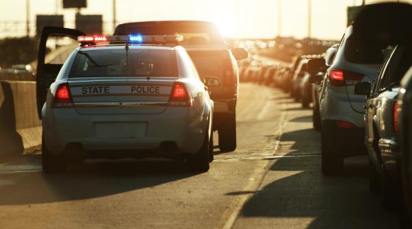 Răpită de o lună, o fetiță de 6 ani, găsită întâmplător în timpul unei opriri în trafic, după ce răpitorii ei au încălcat regulile de circulație