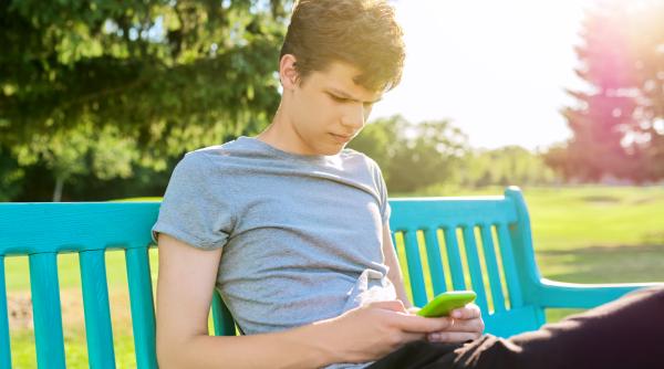 Semnificația „sinistră” a emoji-urilor trimise de adolescenții „incels”. Știai ce ascund cu adevărat aceste simboluri populare? Ce trebuie să știe părinții