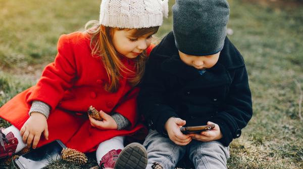 Studiu: A avea un telefon mobil poate aduce beneficii copiilor, atâta timp cât nu folosesc rețelele sociale