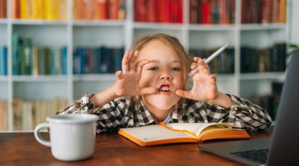 „Ce mă fac cu copilul care tot amână momentul temelor?” Oana Moraru spune care ar trebui să fie prima reacție a părintelui: „Nu merge cu morala!”