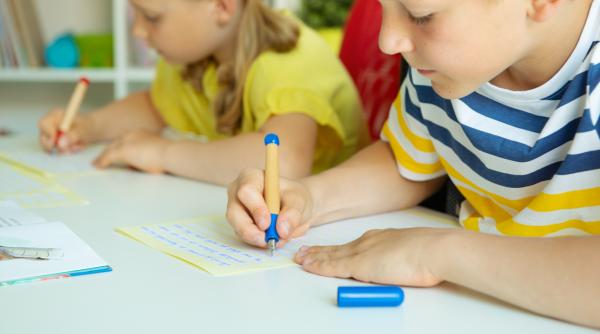 Cum poți ajuta copilul să devină mai inteligent? Ce spun studiile despre metodele care chiar funcționează