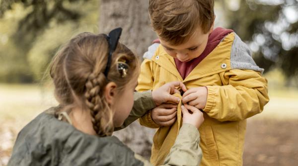 Dacă îi înveți pe copiii tăi aceste expresii politicoase, vor fi mai educați și mai respectuoși decât majoritatea copiilor: Nu te opri doar la „te rog” și „mulțumesc” 